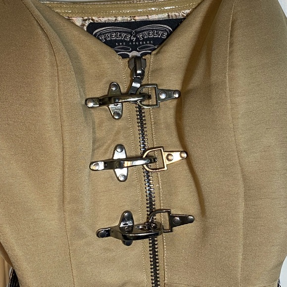 F21 Top with Hardware Clasps & Belt - Picture 3 of 6